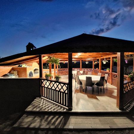 Conacul Lui Bulica Hotel Novaci-Străini Buitenkant foto