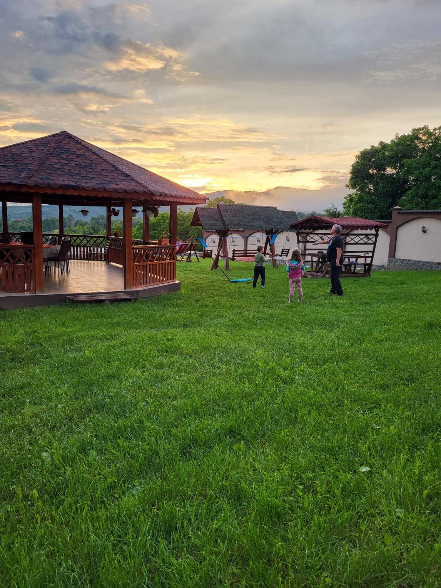 Conacul Lui Bulica Hotel Novaci-Străini Buitenkant foto