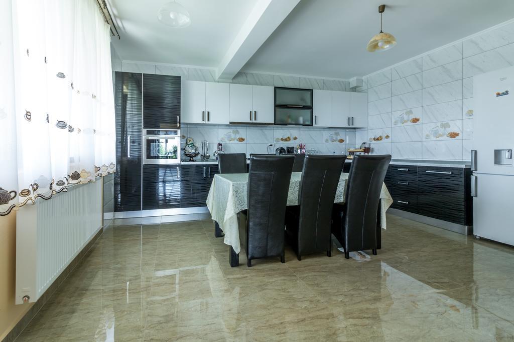 Conacul Lui Bulica Hotel Novaci-Străini Buitenkant foto