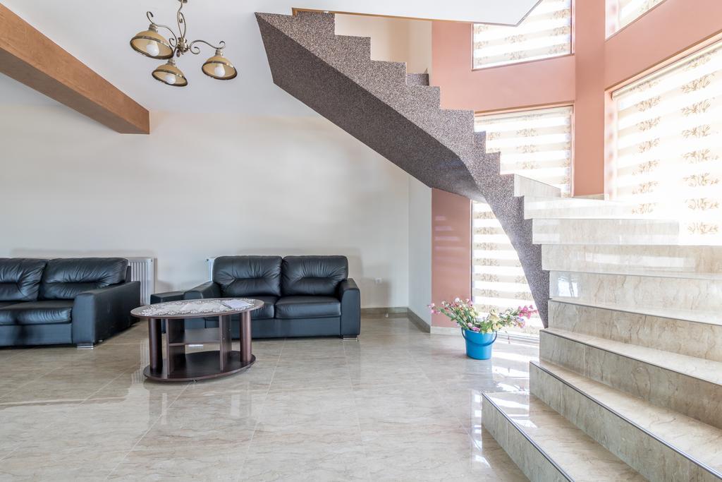 Conacul Lui Bulica Hotel Novaci-Străini Buitenkant foto