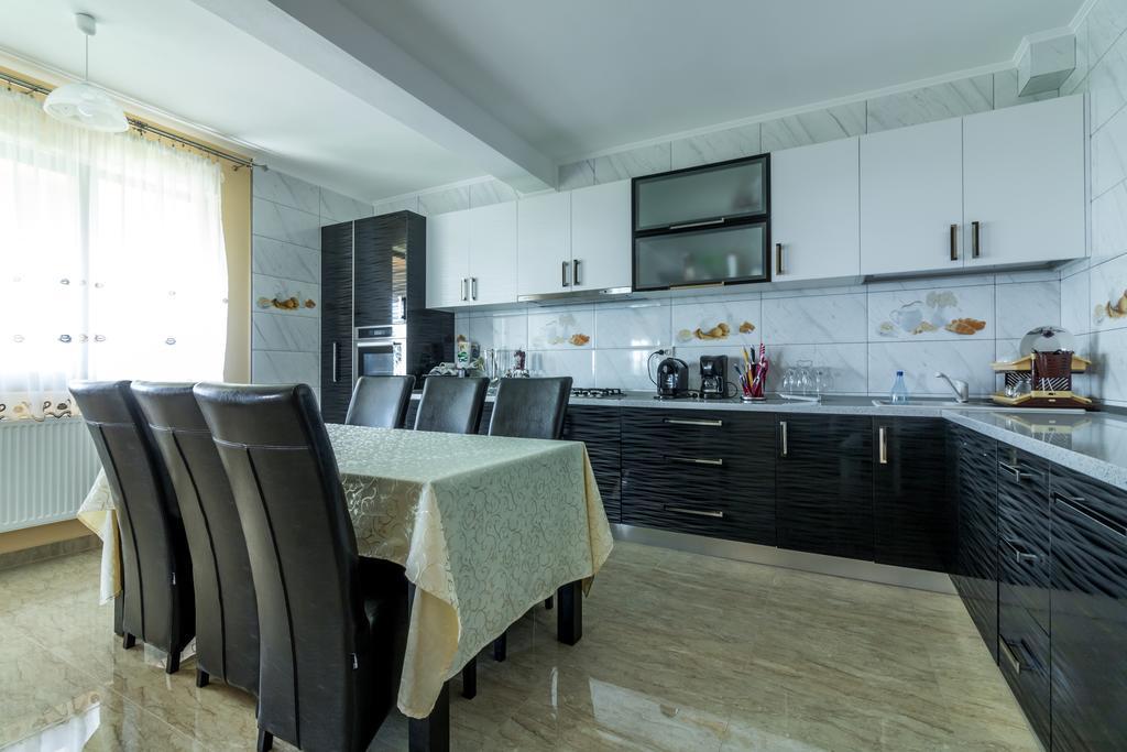 Conacul Lui Bulica Hotel Novaci-Străini Buitenkant foto