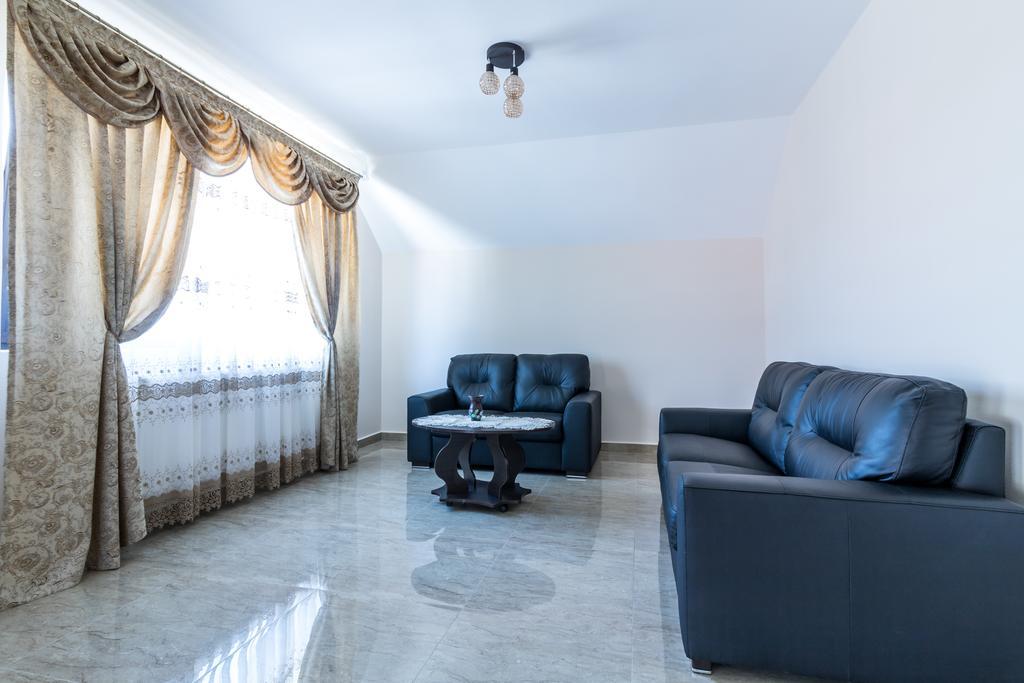 Conacul Lui Bulica Hotel Novaci-Străini Buitenkant foto